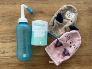 Nasendusche, Nasenspülsalz und Waschlappen für Babys und Kinder