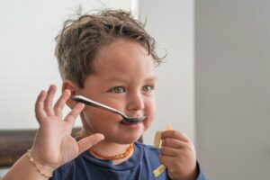 Vitamin-D-Tropfen werden auf einem Löffel verabreicht