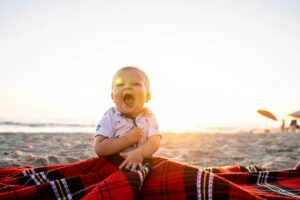 Krabbelndes Baby in der Sonne