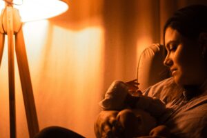 Körperkontakt mit Baby für besseren Schlaf