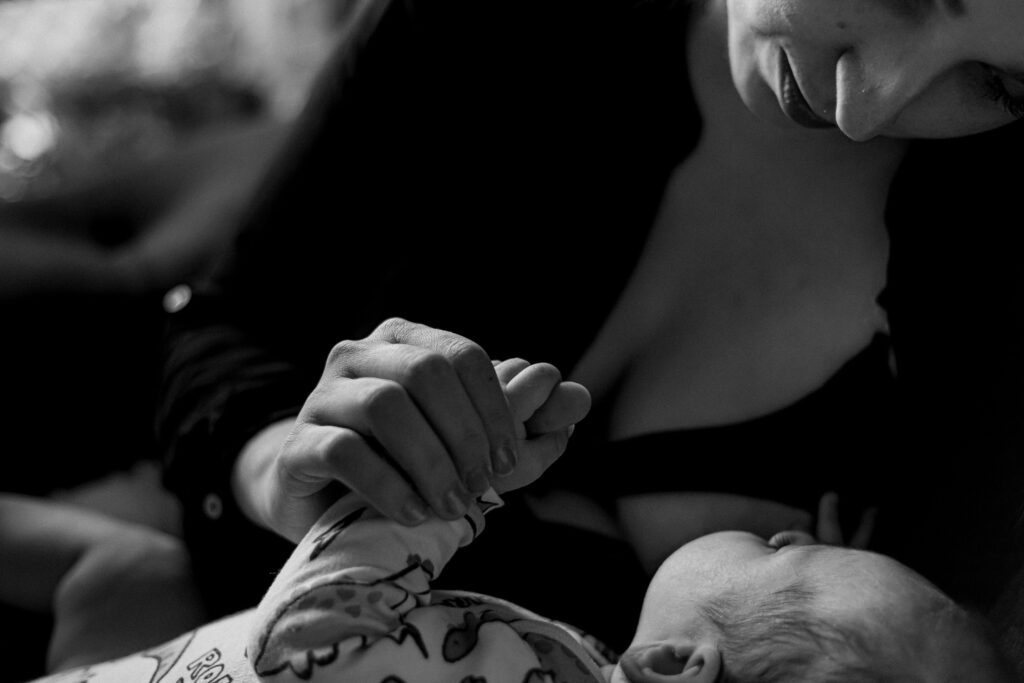 Baby schläft nicht durch: Mutter stillt ihr Baby nachts im Bett
