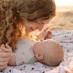 Baby liegt im warmen Sonnenlicht