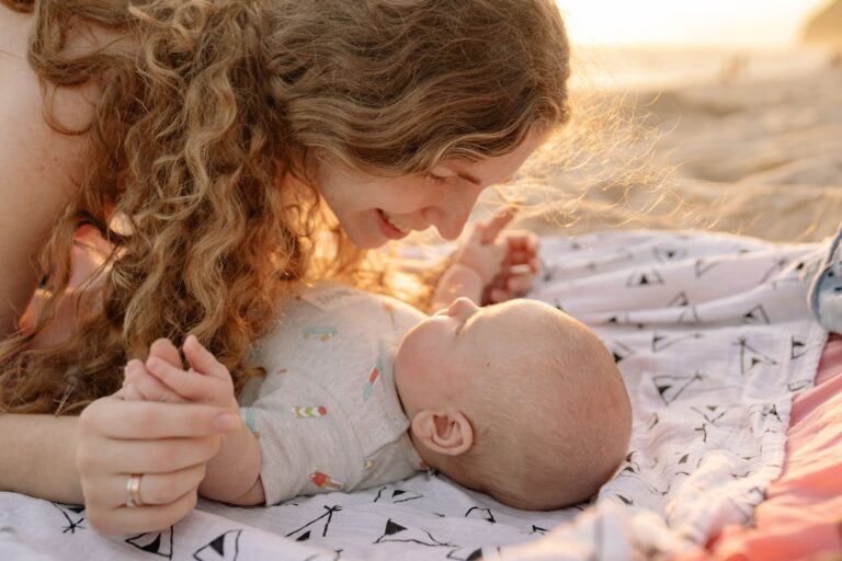 Baby liegt im warmen Sonnenlicht